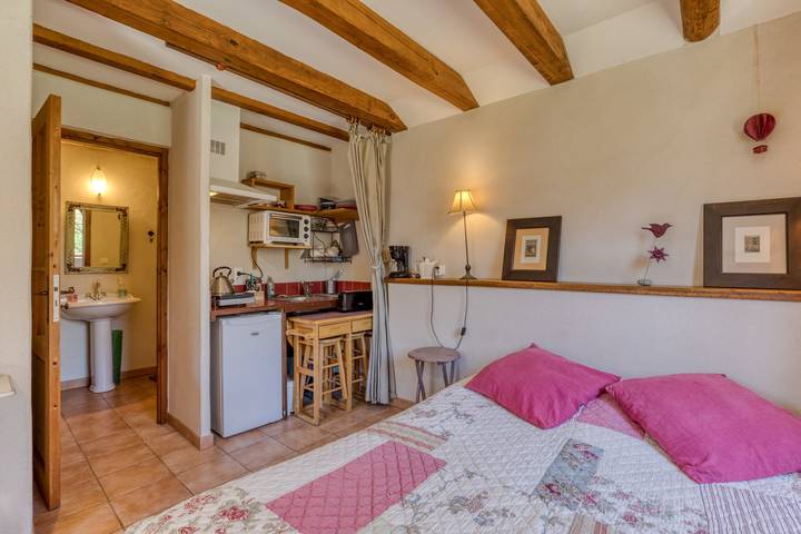 Estudio entero, Gîtes del Fin del Mundo: vistas a la montaña y terraza privada in Saint-Étienne-de-Gourgas, Región de Lodève