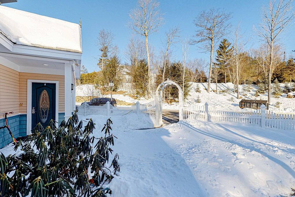 Sunlit Suite with a Kitchenette, Gas Fireplace, Fast Wifi, Patio, & Pool in Jackson (NH), White Mountain National Forest