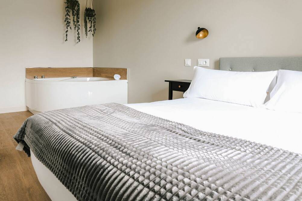 Appartement entier, Apartment for families or couples with double whirlpool bath and garden view. in Villaverde de Pontones, Ribamontán al Monte