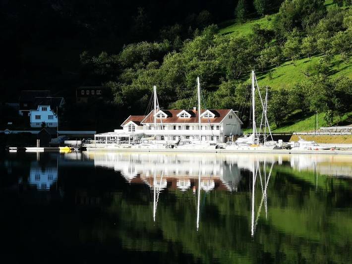 Hotel für 2 Personen, mit Balkon und Terrasse sowie Seeblick und Ausblick in Aurland