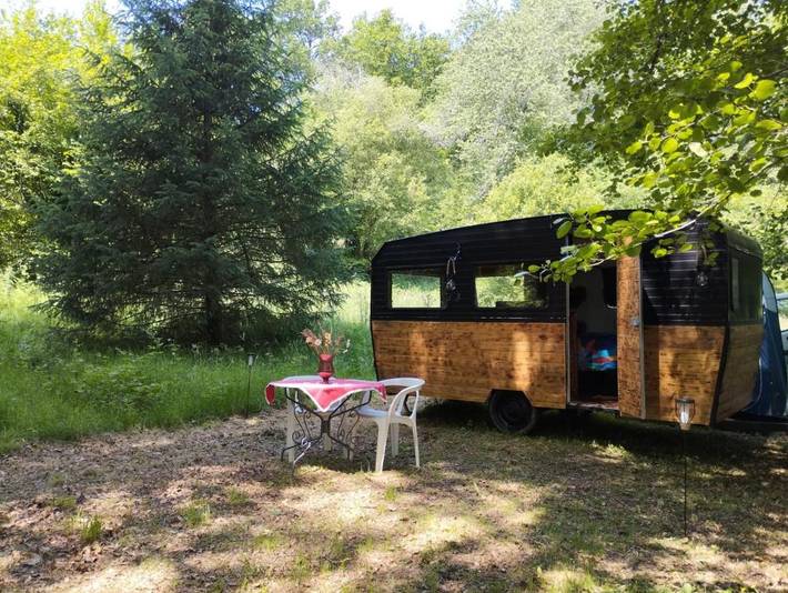 Location de vacances pour 3 personnes, avec Terrasse et Jardin ainsi que Piscine et Vue à Saint-Julien-le-Petit