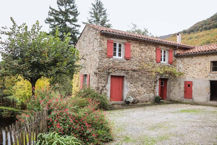 Location de vacances pour 3 personnes, avec Terrasse ainsi que Jardin et Vue à Saint-Amans-Soult