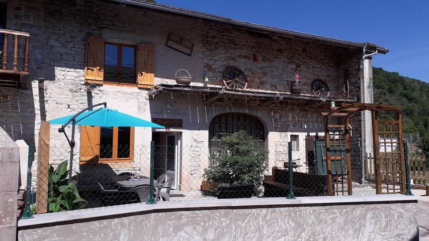Gîte pour 6 personnes, avec Terrasse et Vue à Montcusel