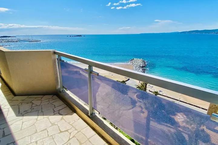 Gîte pour 4 personnes, avec balcon, adapté aux familles dans Plage Beau Rivage Saint Raphael