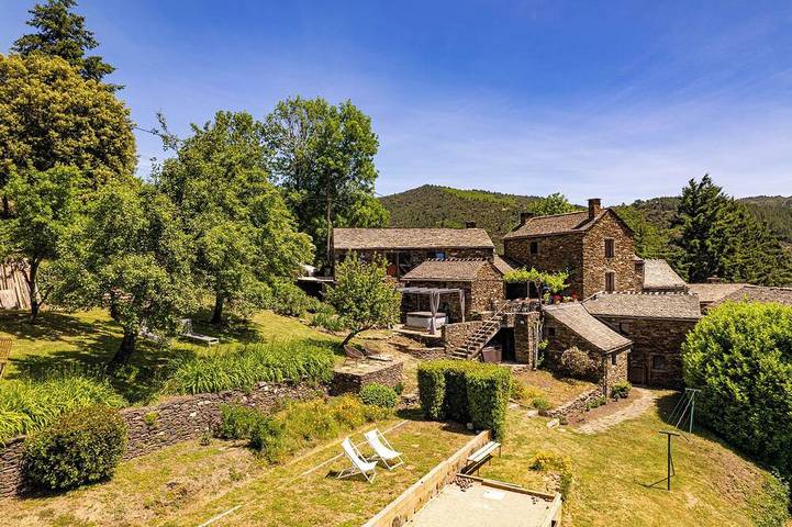 Gîte pour 4 personnes, avec Jacuzzi ainsi que Jardin et Piscine à Saint-Frézal-de-Ventalon