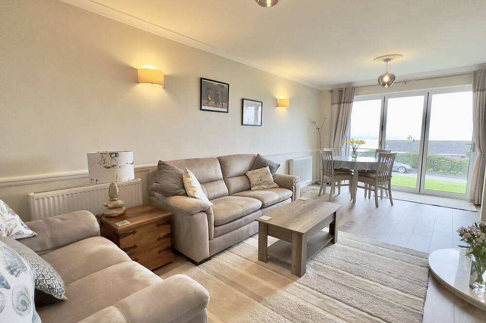 Sleeps 6 guests, ample driveway parking, front and rear gardens. Pets welcome in Padstow, Cornwall