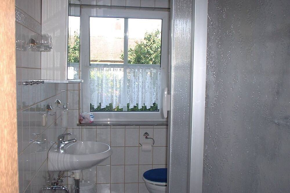 Ganze Wohnung, Komfortable Ferienwohnung mit Terrasse und Spielplatz nahe dem Achterwasser in Warthe, Rankwitz