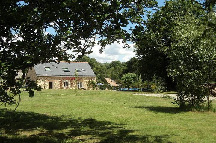 Casa de campo individual hogareño situado en 2 acres de jardines privados con piscina. in Camors, Region de Lorient