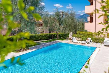 Ferienwohnung für 2 Personen, mit Pool und Garten sowie Seeblick in Brenzone