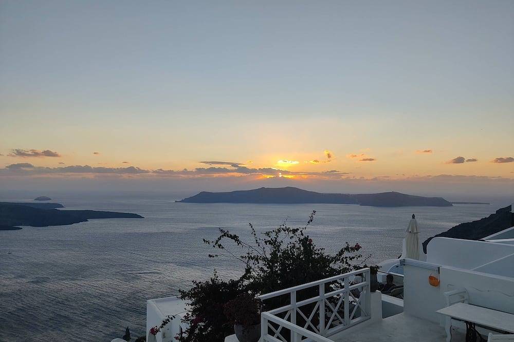 Entire apartment, Briga Villas  Studio 1 - private terrace. Astonishing view of Caldera /volcano in Firostefani, Thera