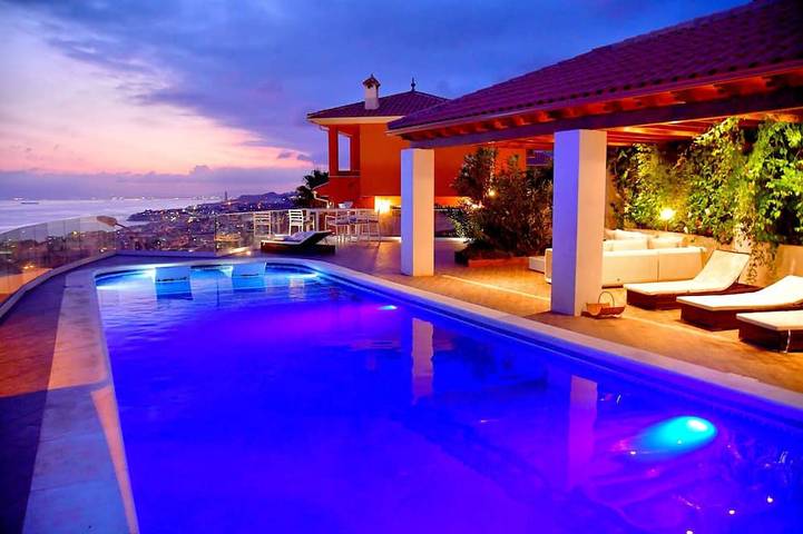 Casa de vacaciones para 8 personas, con sauna además de jacuzzi y jardín, Se admiten mascotas en Torre de Benagalbón