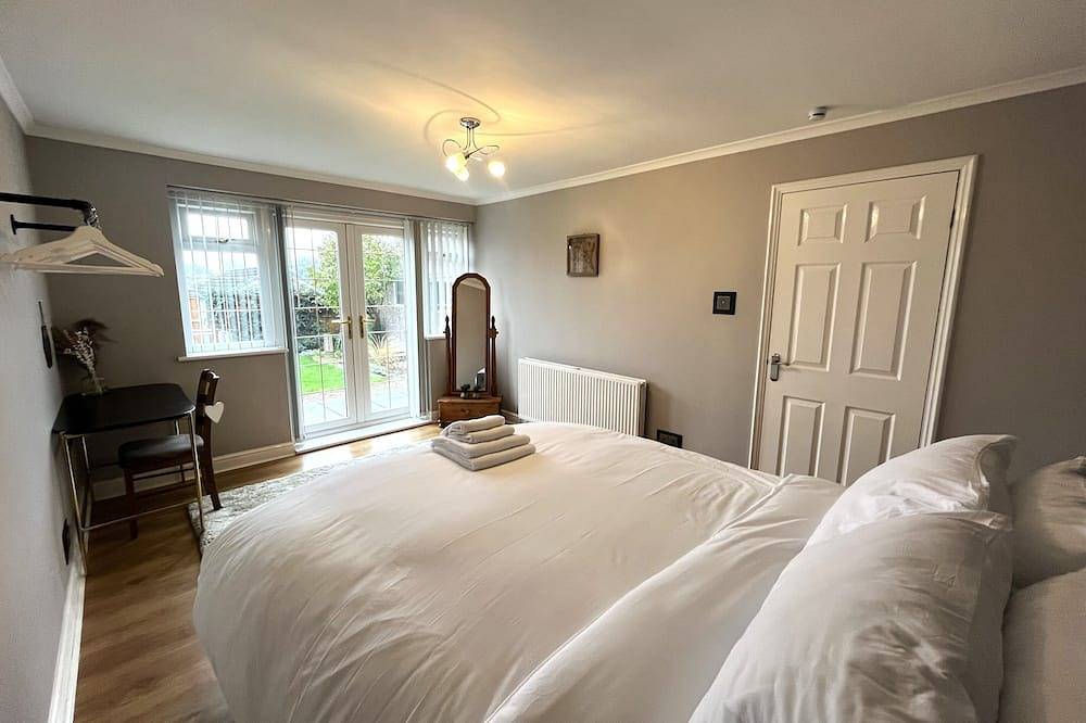 Escape to our tranquil 3-bedroom bungalow in Wakefield, Entire home. in Wakefield, West Yorkshire