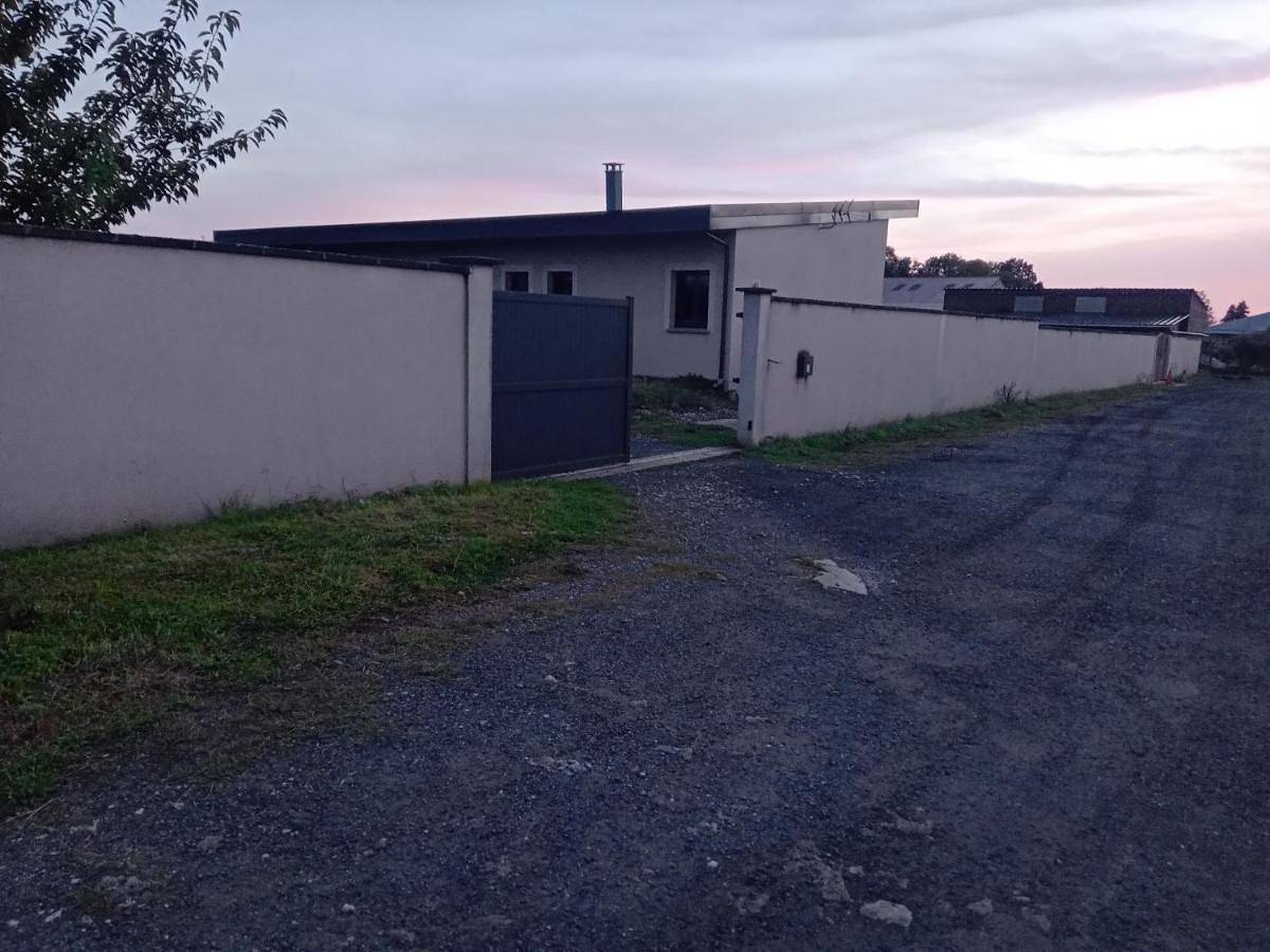 Thé club house- maison de 2 appartements de plein pied parking indépendant pour chaque in Marles-en-Brie, Seine-et-Marne
