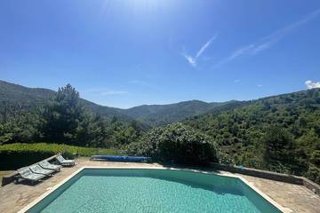 Location de vacances pour 13 personnes, avec terrasse et jardin à Saint-Mélany