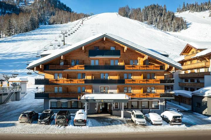 Hotel für 4 Personen, mit Balkon und Terrasse sowie Whirlpool und Pool am Zauchensee