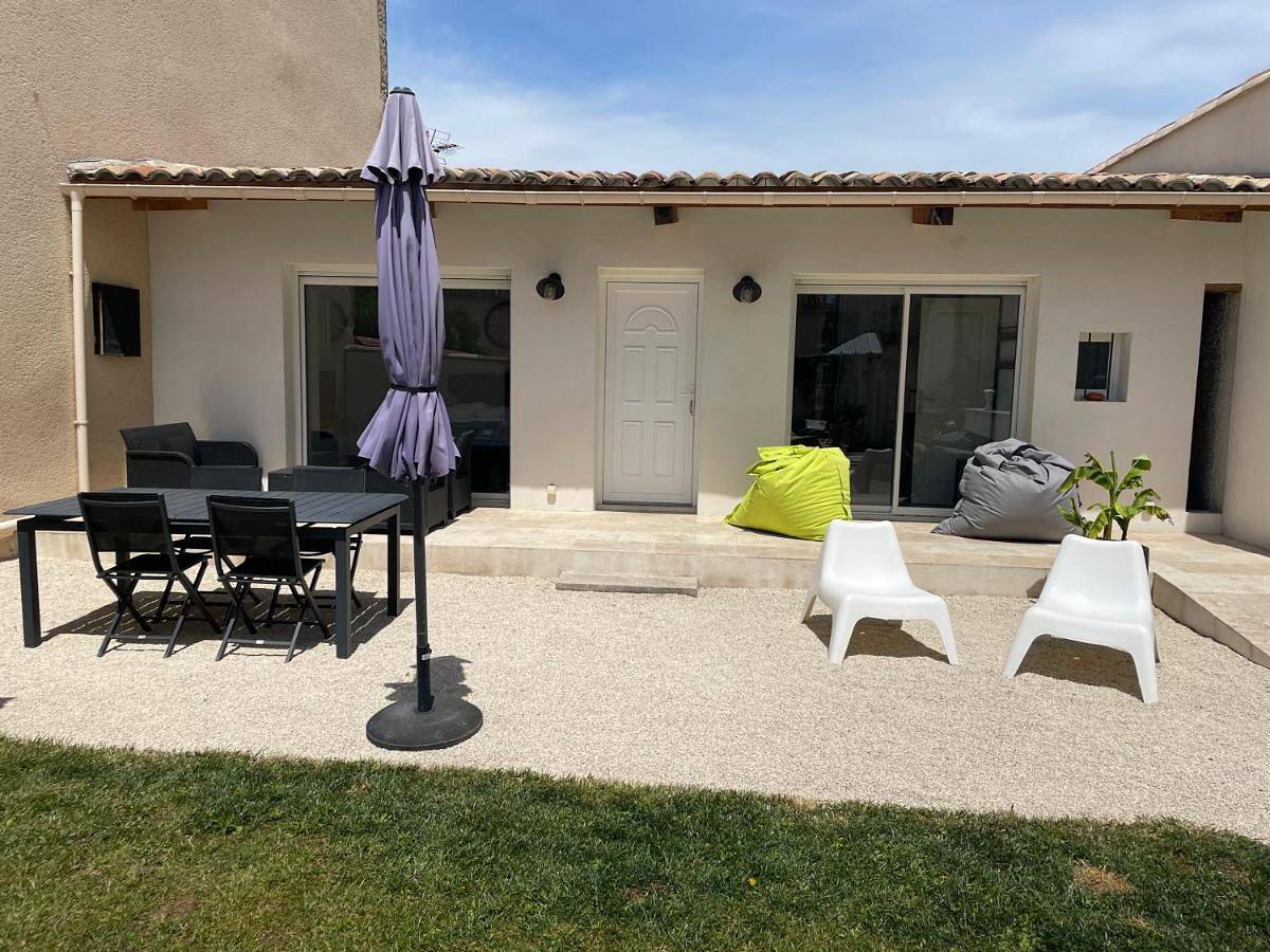 Studio moderne proche centre village in Sainte-Cécile-les-Vignes, Vaucluse