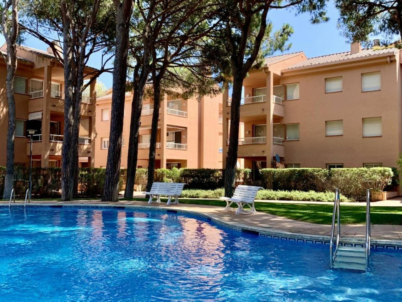 Ganze Wohnung, Erdgeschosswohnung mit großem Garten, Terrasse und Pool, nahe Strand - Pals in Pals, Costa Brava
