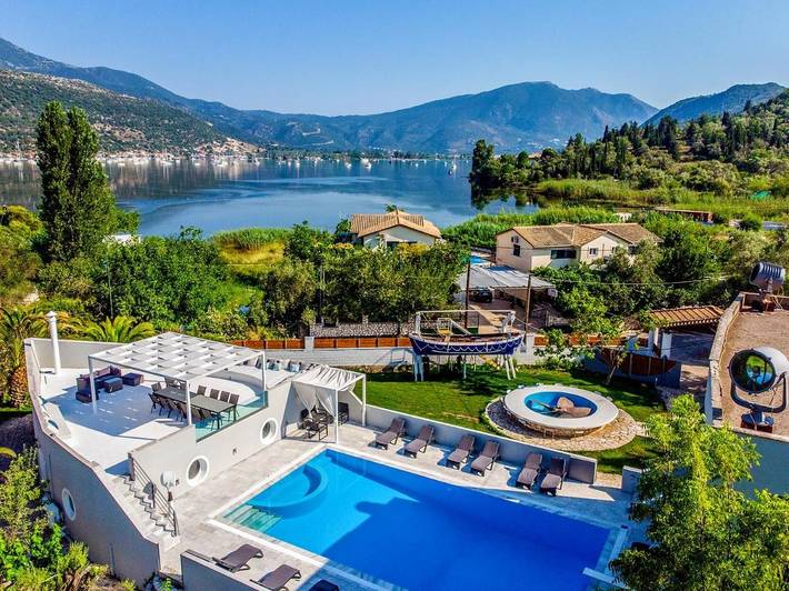 Διαμερίσματα διακοπών για 13 άτομα, με Μπαλκόνι και Ταράτσα καθώς και Μπανιέρα υδρομασάζ και Κήπο στην Παραλία Δεσίμι