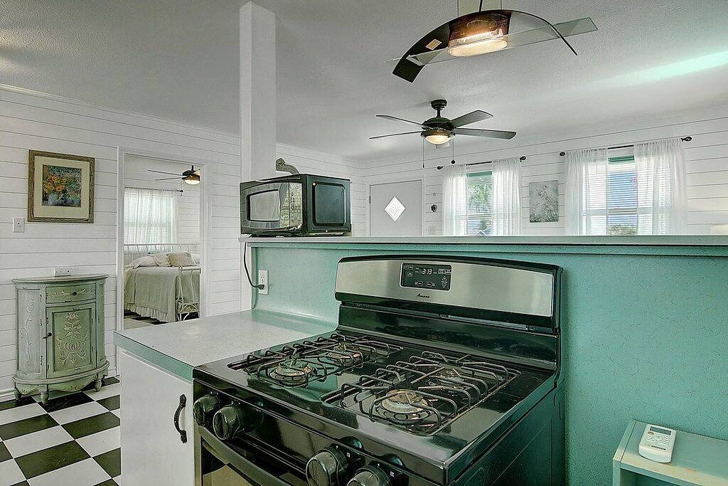 Romantisches Märchenbuchhäuschen in den Bougainvilleen der Altstadt Port A! in Port Aransas, Mustang Island