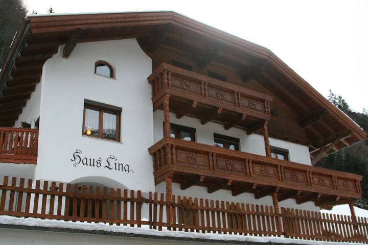Ferienhaus für 15 Personen, mit Terrasse und Ausblick in Kappl