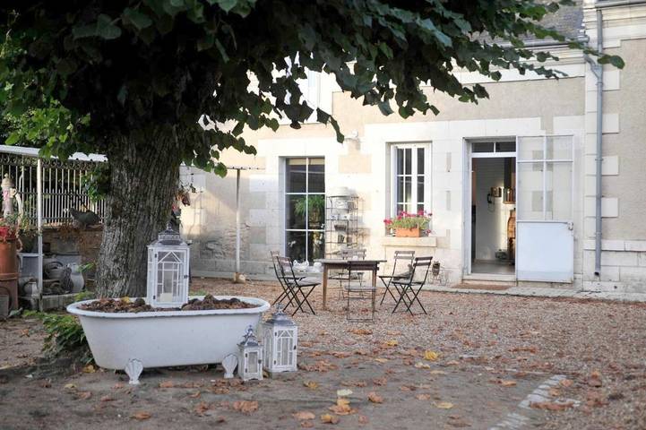 Location de vacances pour 3 personnes, avec terrasse ainsi que vue et jardin à Couddes - 4