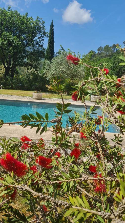 Location de vacances pour 3 personnes, avec piscine ainsi que vue et jardin à Méounes-lès-Montrieux - 3