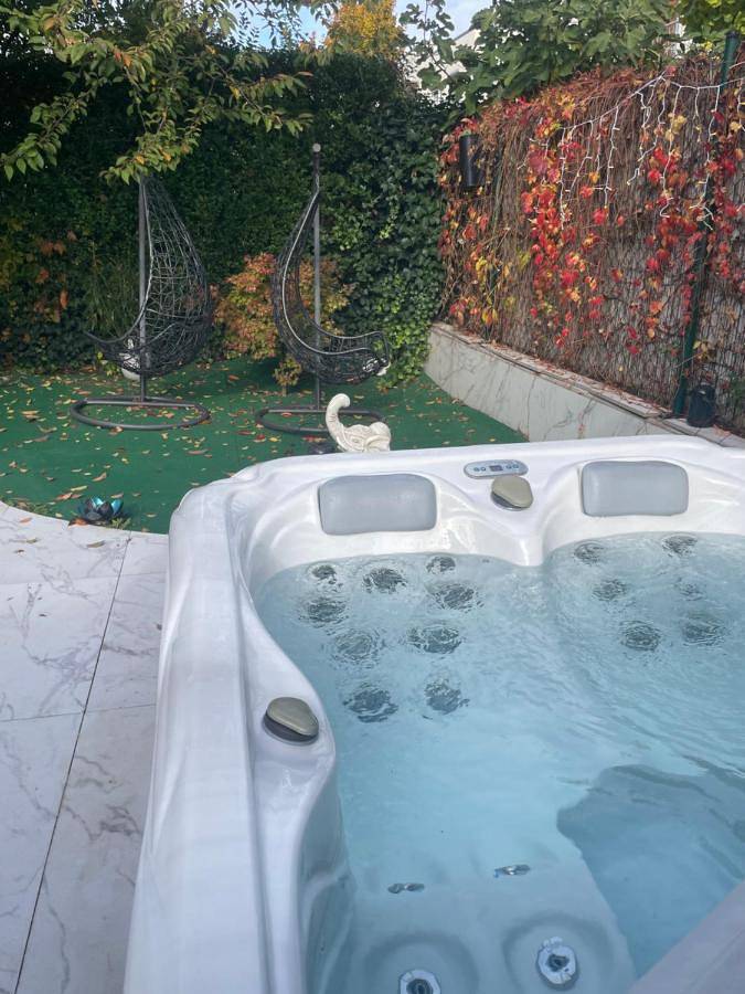 City-Oasis with 3 bedrooms, garden, jacuzzi, gym, fireplace, close to U1, city center & airport in Wien, Donau Niederösterreich
