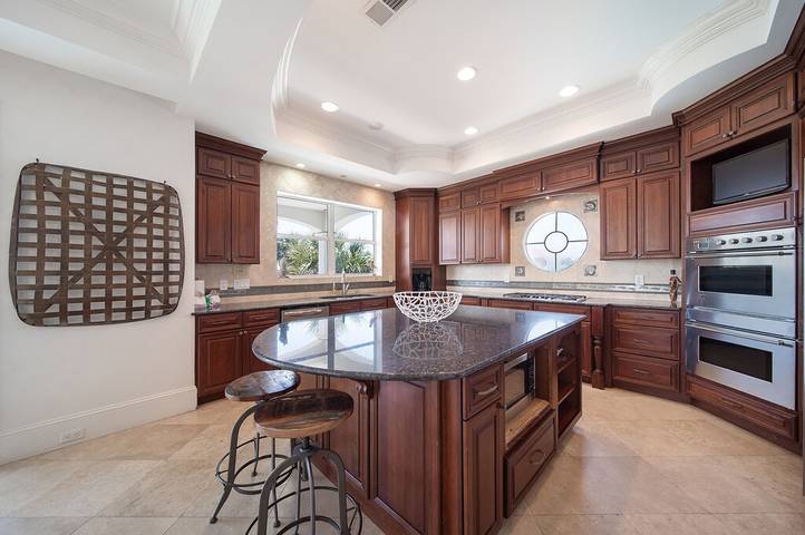 Vacation house for 24 people, with yard and pool as well as balcony, with pets in Miramar Beach