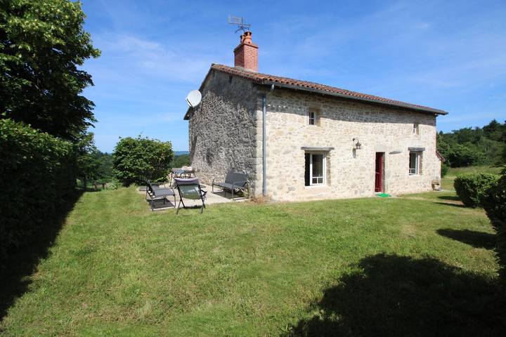 Gîte pour 6 personnes, avec jardin à Nantiat