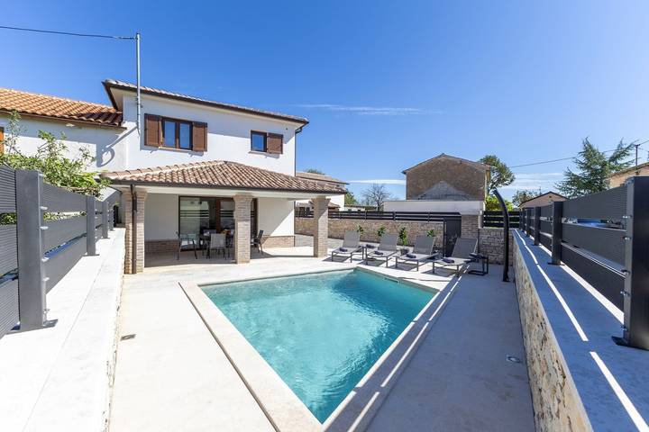 Villa pour 6 personnes, avec piscine et jardin