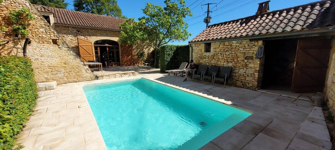 Gîte pour 10 personnes, avec terrasse ainsi que jardin et piscine dans le Lot - 4