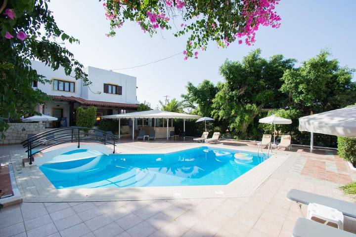Appart’hôtel pour 2 personnes, avec Balcon et Terrasse ainsi que Jardin et Piscine