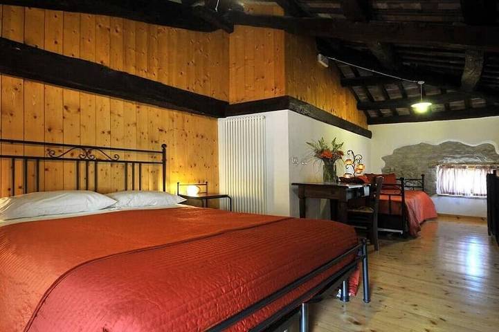 Großelternhaus in den Hügeln des Unesco-Weltkulturerbes, in der Nähe der Revine-Seen. in Tarzo, Südliche Karnische Alpen
