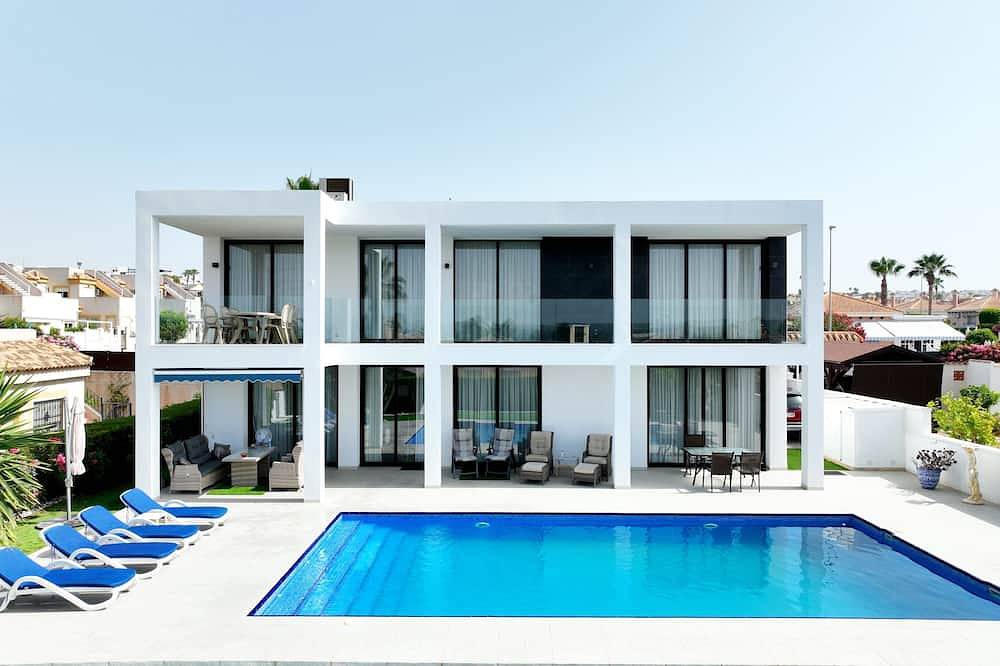 Luxuary Villa with large outdoor area and swimming pool and children's play area in San Fulgencio, Costa Blanca