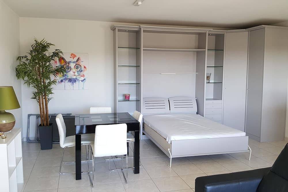 Entire apartment, Saint-Raphael Cote D'Azur Grand F2 pour 5p Piscine Au calme vue mer Tout à pied in Saint-Raphaël, Mediterranean Coast (France)