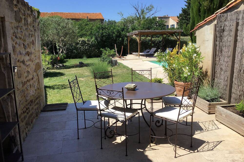 Small farmhouse with Ac in the Alpilles, 15 mn baux de Provence, 3mn Mouries in Saint-Martin-de-Crau, Arles region