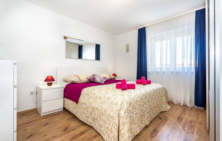 Ganze Ferienwohnung, Gemütliche 2-Zimmer-Wohnung mit Terrasse, 2,5 km vom Strand entfernt in Srima, Šibenik-Knin