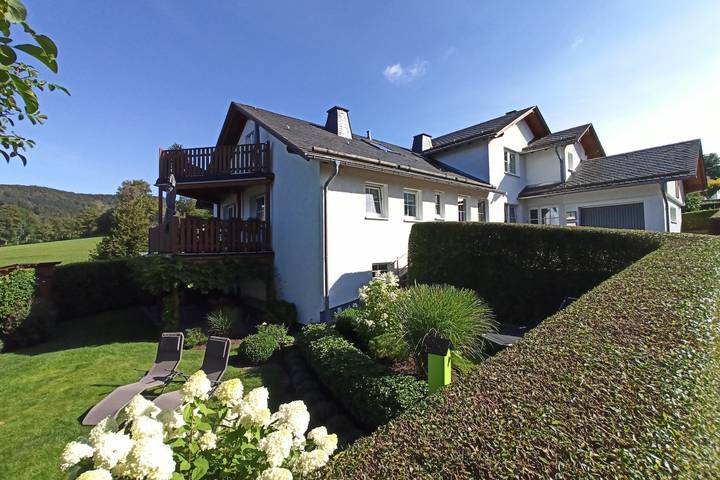 Ganze Wohnung, Ferienwohnung 'Wahl' mit Bergblick, Balkon und Wi-Fi in Schmallenberg, Hochsauerlandkreis