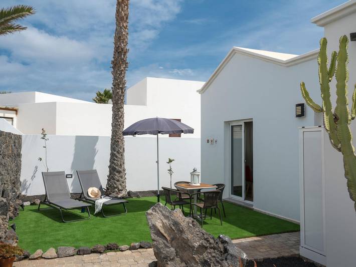 Bungalow in Charco del Palo mit beheiztem Pool, Wlan und privaten Terrassen in Charco del Palo, Haría