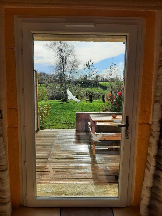 Location de vacances pour 2 personnes, avec vue et piscine ainsi que terrasse et jardin dans Chambilly - 2