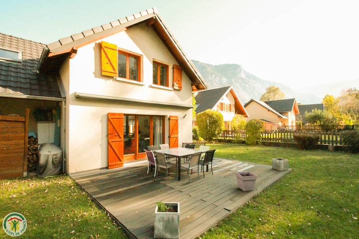 Gîte pour 8 personnes, avec jardin ainsi que terrasse et vue à Le Bourg-d'Oisans - 2