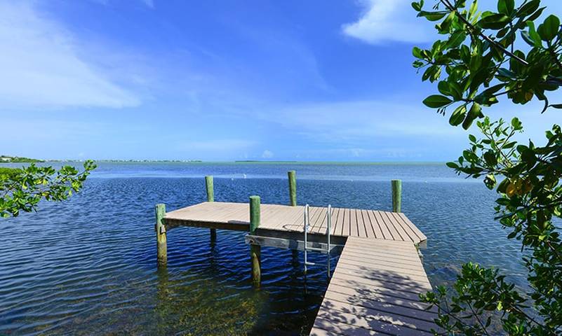 Vacation rental for 6 people, with yard and pool as well as terrace, with pets in Cudjoe Key