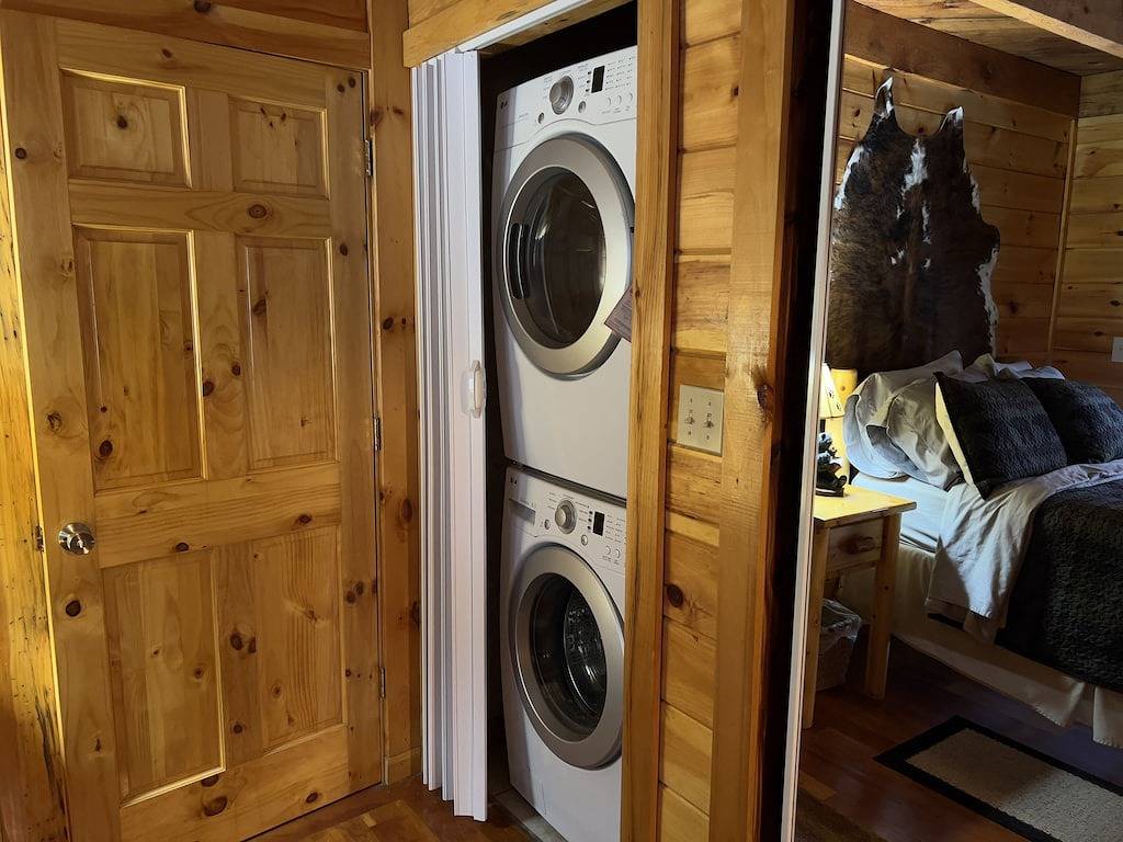 Schöne Kabine neben 7 Morgen-See, die w / Boot und Terrasse mit Blick auf Wasser kommt! in Daniel Boone National Forest