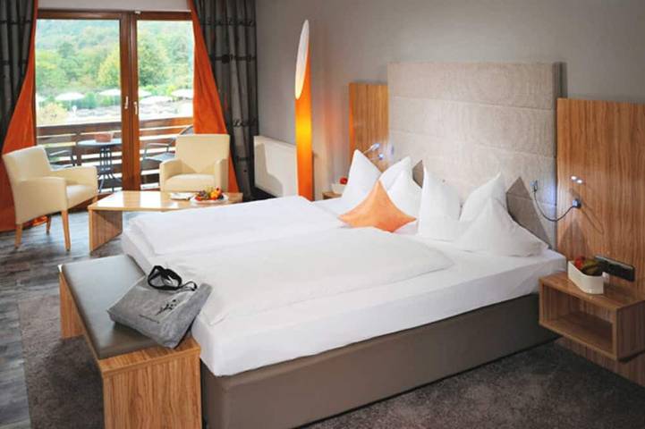 Ferienhaus für 2 Personen, mit Balkon und Pool sowie Garten, mit Haustier in Vöhl - 2