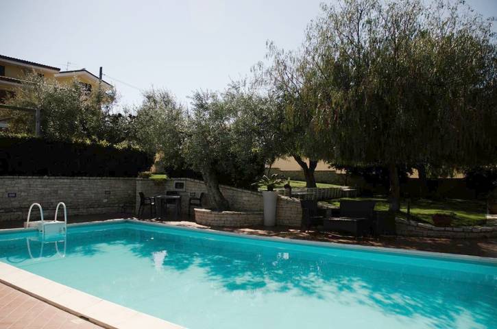 Agriturismo per 2 persone, con Balcone e Terrazza nonché Giardino e Piscina in Provincia di Chieti