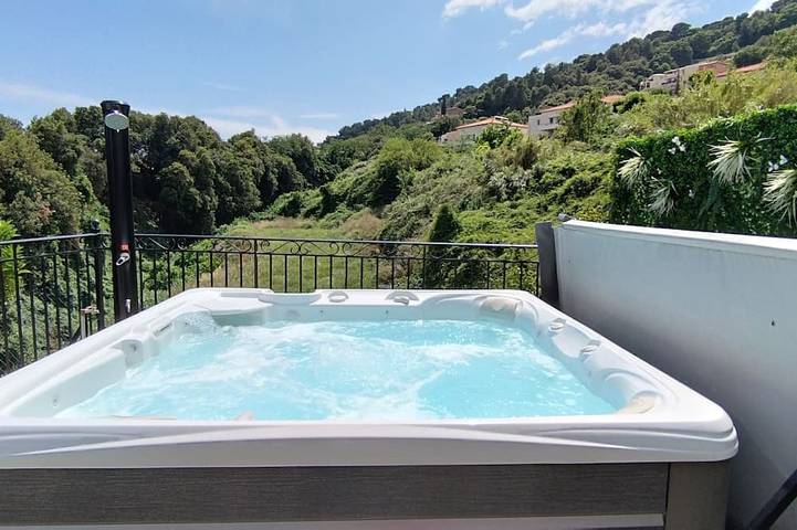 Location de vacances pour 4 personnes, avec jacuzzi ainsi que jardin et terrasse à Saint-Laurent-du-Var