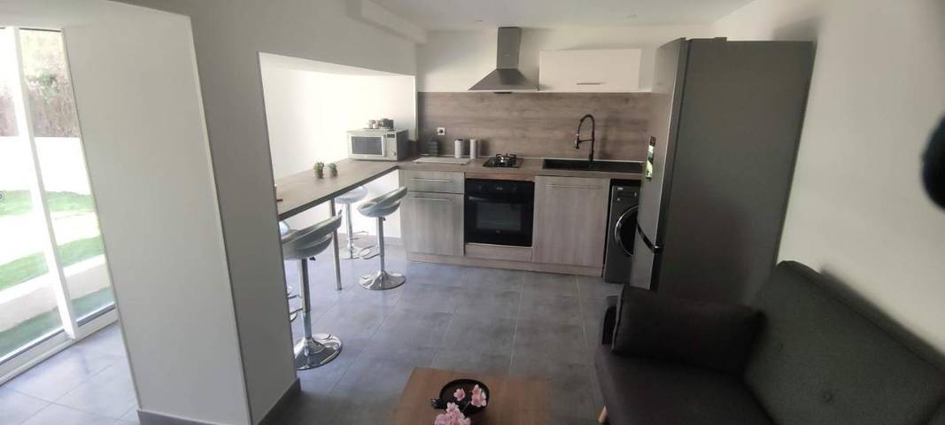 Location de vacances pour 4 personnes, avec piscine et bassin pour enfant ainsi que vue et jardin à La Bastidonne - 2