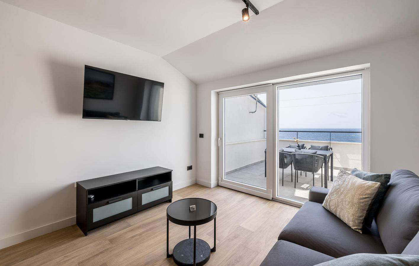 Ganze Ferienwohnung, Apartment mit Meerblick, Parkplatz, Terrasse und WiFi in Potomje, Dubrovnik-Neretva