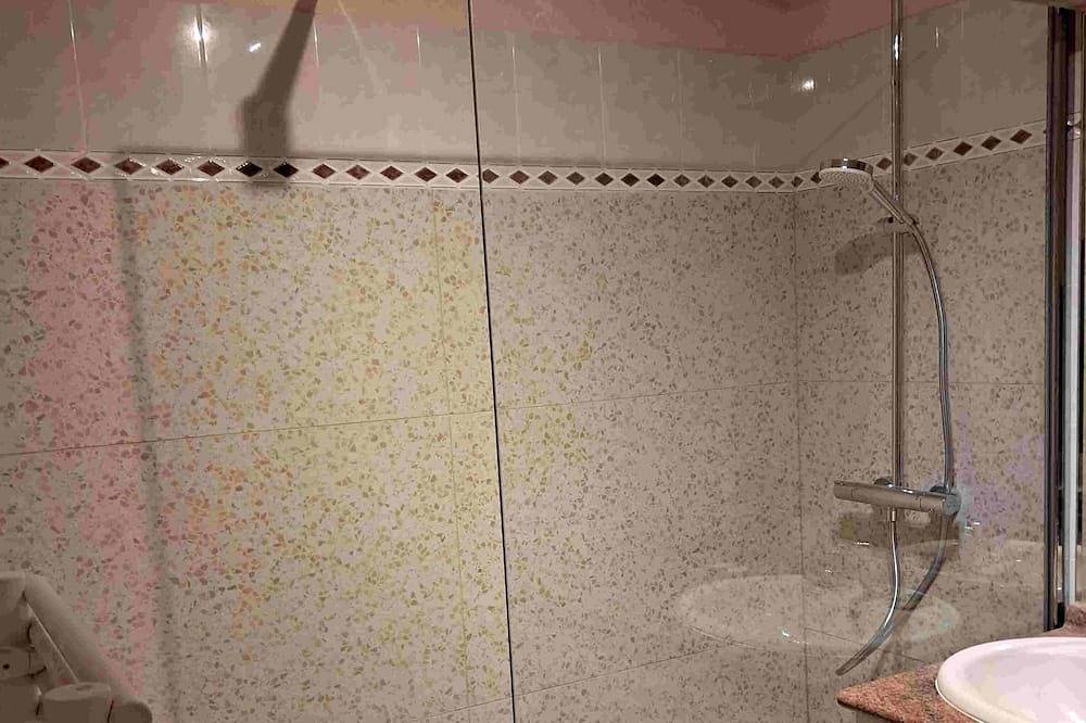Appartement entier, Appartement 2 pièces 58m2 classé 4 étoiles bord du lac face Dent du Chat. in Aix-les-Bains, Région de Chambéry