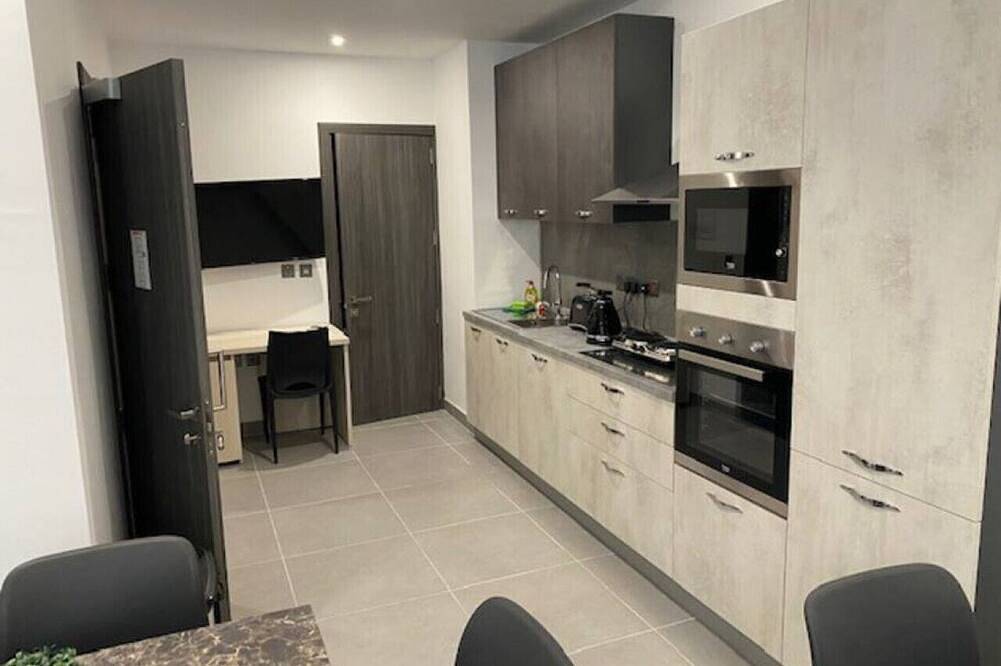 Lovely modern large spacious home with 7 Br + Wifi in Msida, Insel Malta